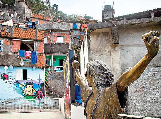 Espaço Michael Jackson no morro Santa Marta (RJ); cantor gravou clipe no local The Peaceful Favelas Are Attracting More Tourists in Rio Are Favela Tours Like A Human Zoo??