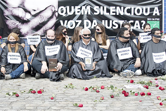 Manifestantes usam toga, mordaça e Código Penal em protesto contra a morte da juíza em São Gonçalo