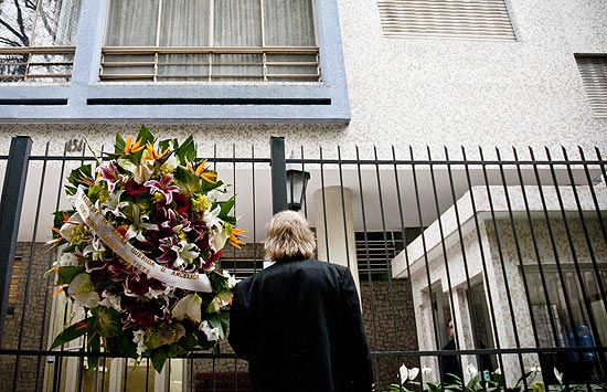 Coroa de flores  colocada em frente a casa da professora da PUC-SP que morreu atropelada em Higienpolis
