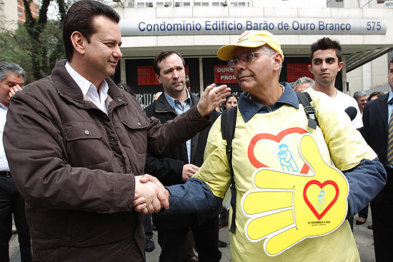 O prefeito Gilberto Kassab comprimenta agente de orientação no cruzamento da avenida Paulista com a Brigadeiro Luís Antônio