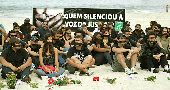 Manifestantes usam mordaças em protesto na praia de Icaraí, no Rio, contra o assassinato da juíza Patrícia Acioli