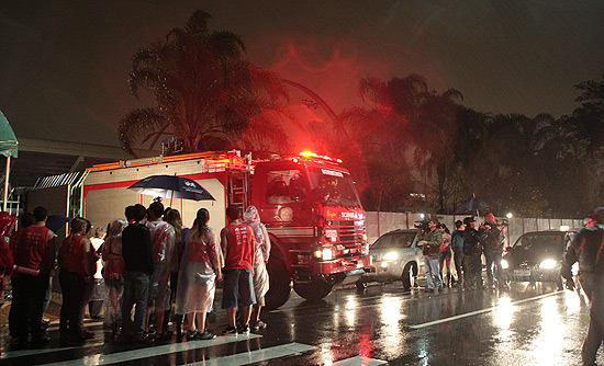 Bombeiros resgatam vítimas de desabamento de camarote no show da Ivete Sangalo na Arena Anhembi