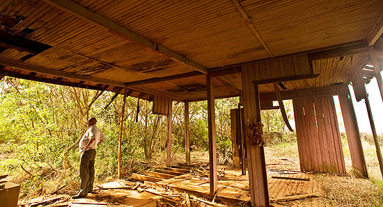 Casa na regio rural de Cambira, que teve tbuas de peroba furtadas 