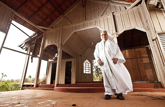 O padre Francisco Adami, 72, visita a Capela So Jorge, na regiao rural de Cambira 