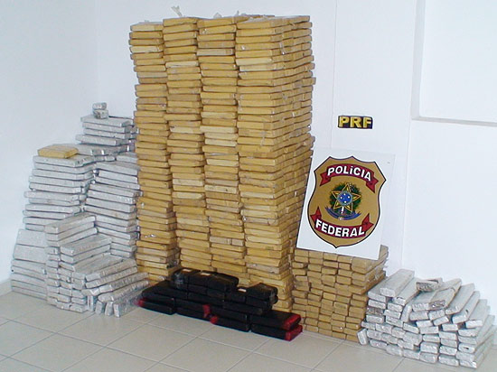 Tijolos de maconha e cocana apreendidos pela Polcia Federal dentro de divisrias de madeira no Rio Grande do Norte