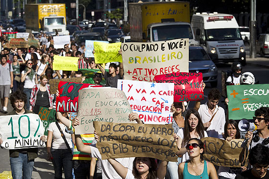 Estudantes protestam na avenida Paulista por 10% do PIB para a Educação