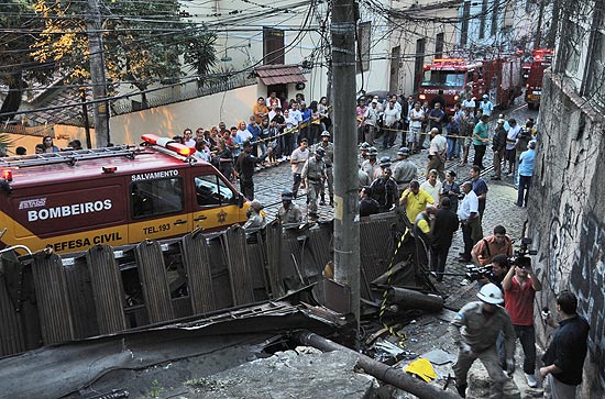 Bondinho de Santa Teresa fica destrudo em acidente que deixou cinco mortos e mais de 50 pessoas feridas no Rio
