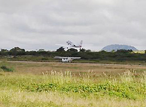 Jatinho passa por cima do avião de instrução com distância de menos de 5 metros para evitar colisão em Caruaru, em PE