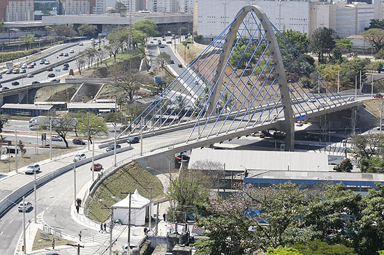 Prefeitura de So Paulo inaugura viaduto estaiado da regio do Tatuap, na zona leste, com trs anos de atraso