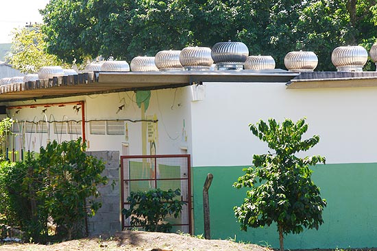 Salas da escola Veiga de Miranda, em Ribeiro Preto, cujas aulas so interrompidas em dia de chuva