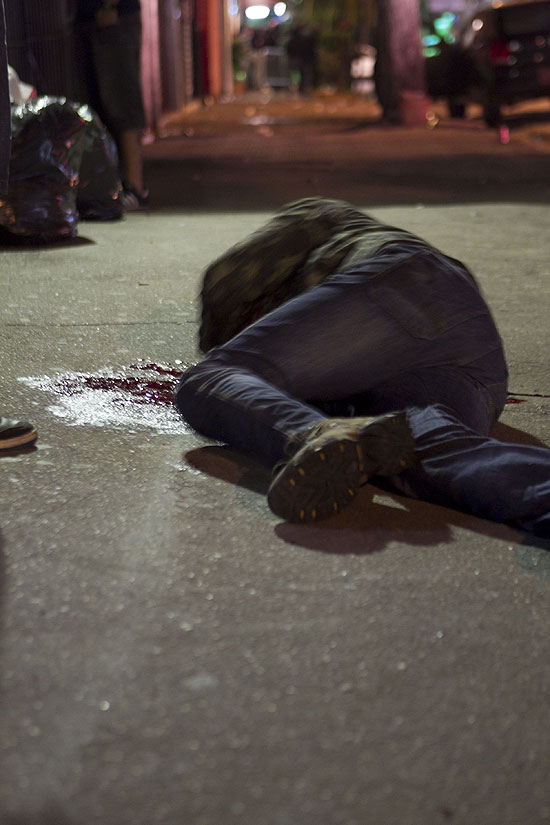 Briga entre diferentes gangues de skinheads deixou ao menos um morto na rua Cardeal Arcoverde, em So Paulo