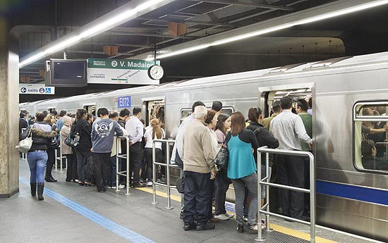 Passageiros embarcam em trem da linha 2-Verde, no sentido Vila Madalena; veja outras imagens