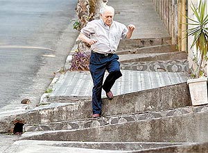 Ladeiras de Perdizes, zona oeste de SP, deixa a caminhada mais difícil por causa dos degraus; veja outras fotos