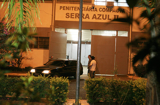 Carro funerrio deixa penitenciria de Serra Azul, onde briga entre presos deixou cinco mortos