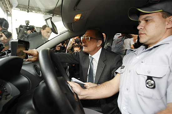 Governador Geraldo Alckmin mostra o equipamento que comeou a ser instalado carros da PM em So Paulo