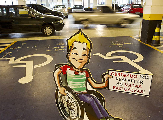 Prefeitura de Guarulhos usa bonecos para orientar a população sobre vagas preferenciais em estacionamentos