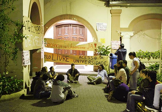 Estudantes se reúnem em frente à PUC, que fechou as portas para evitar Festival de Cultura Canábica