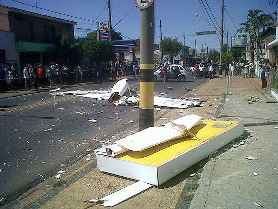 Avião planador caiu no meio de avenida em Rio Claro (SP)