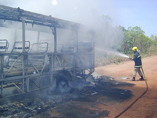 Bombeiro controla incêndio em ônibus escolar em Porangatu (GO); veículo ficou totalmente destruído