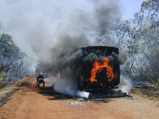 Bombeiro controla incêndio que atingiu ônibus de transporte escolar em Porangatu (GO); veículo levava crianças, mas nenhuma se feriu