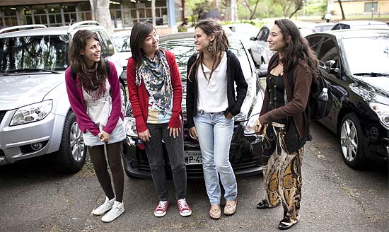 As estudantes (esq.para dir.) Barbara de Morais, 21, Viviane Tiezzi, 19, Susan Ritschel, 21, e Mariana Gontow, 20, em frente a FAU
