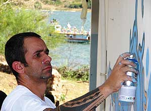 Zezão grafitando na Ilha do Ferro, no município alagoano de Pão de Açúcar