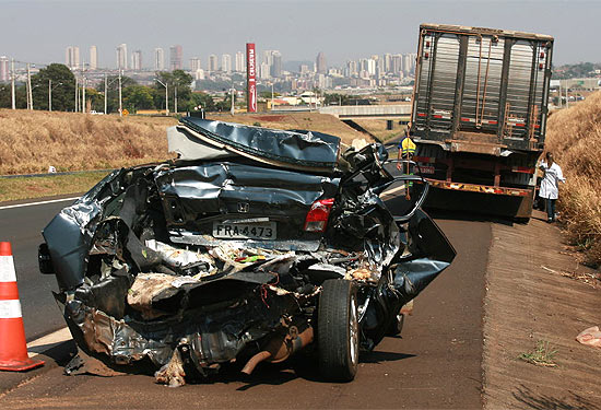 Carro fica destruído após acidente em Ribeirão; cinco pessoas ficaram feridas