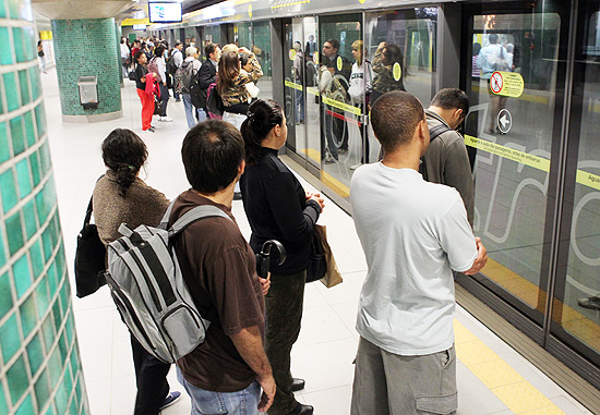 Passageiros aguardam trem na linha 4-amarela do metr; cresce gasto do governo paulista com a linha privada 