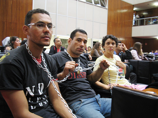 Manifestantes se acorrentam na Assembleia em Minas Gerais