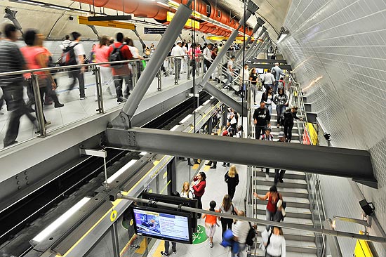 Movimentao na estao Paulista do metr; Folha contou nove cartazes errados no local