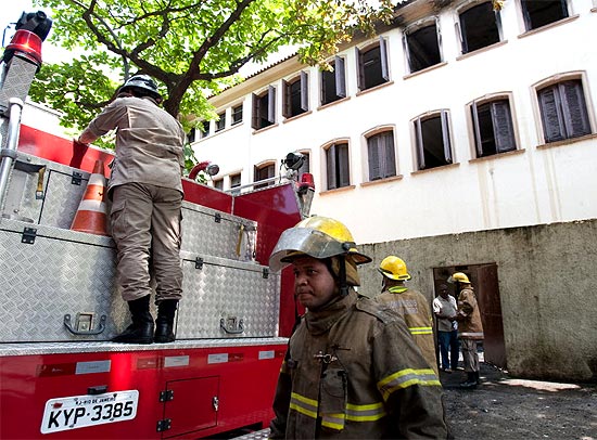 Bombeiros combatem incêndio em escola na zona sul do Rio 