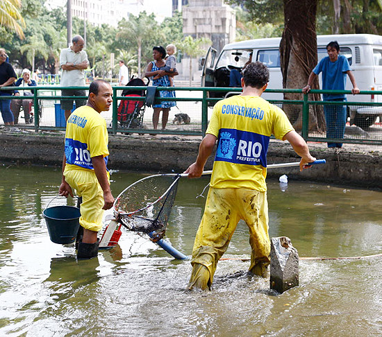 Lago da praça Nossa Senhora da Paz, em Ipanema, passa por sua primeira limpeza em 20 anos