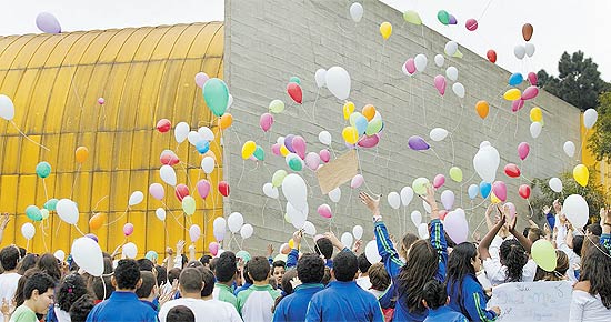 Alunos da escola Professora Alcina Dantas Feijão soltaram balões ontem, quando as aulas foram retomadas