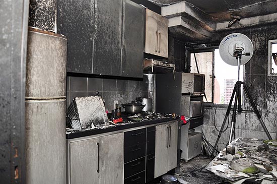 Móveis e eletrodométicos ficam destruídos em incêndio em apartamento; homem morreu após pular do 12º andar