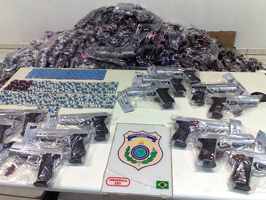 Réplicas de pistolas apreendidas pela Polícia Rodoviária Federal em Santa Catarina