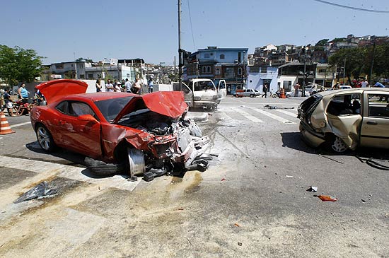 Camaro destruído após acidente que deixou cinco pessoas feridas na av. Inajar de Souza, na zona norte de SP