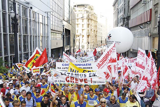 Funcionários dos Correios e bancários em greve durante manifestação conjunta no centro de São Paulo, na última sexta-feira (30)