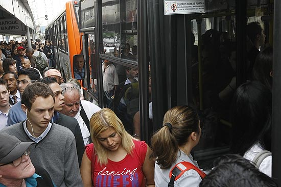 Passageiros enfrentam ponto de nibus lotado e dificuldade para embarcar no centro de So Paulo