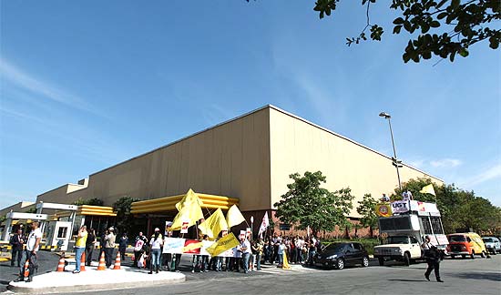 Center Norte amanhece fechado após decisão judicial; Sindicato dos Comerciários realiza protesto