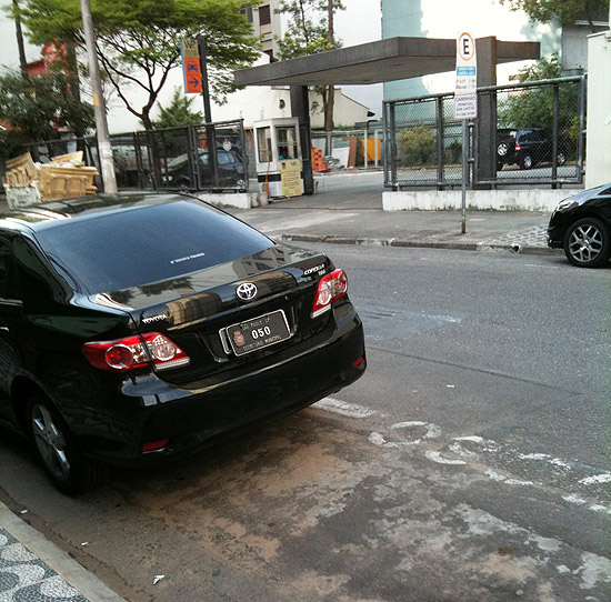 Leitor flagra carro oficial da Prefeitura de So Paulo estacionado em uma vaga de idoso