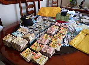 Polcia apreende dinheiro na casa de um dos presos, no Rio