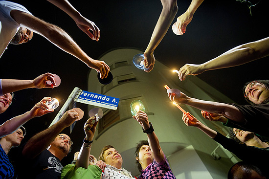 Manifestantes se renem com velas na esquina da rua Fernando de Albuquerque com a rua Bela Cintra, aps agresso a casal homossexual no mesmo lugar