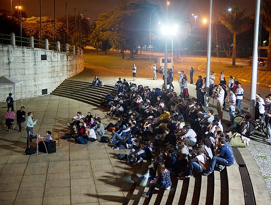 Grupo se rene e deve passar a noite no Obelisco do Ibirapuera