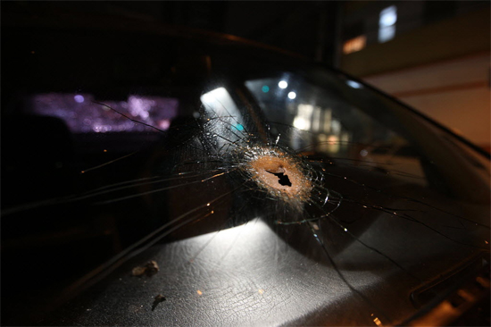Marca de tiro em veículo usado por suspeitos durante fuga da polícia após assaltos nas zonas sul e oeste de SP