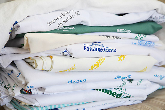 Lençóis usados de hospitais brasileiros são vendidos a quilo em lojas de Teresina, em Piauí