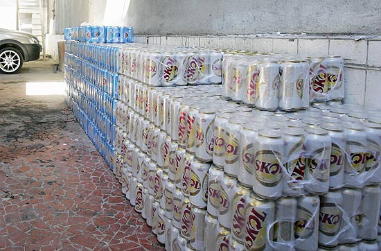 Carga com 2.600 latas de cerveja é apreendida no Rio