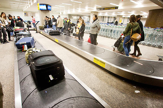 Passageiros aguardam bagagem no aeroporto de Cumbica, em Guarulhos, na Grande So Paulo