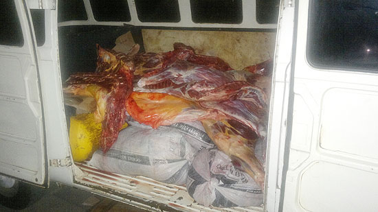 Carne apreendida nesta madrugada em Limoeiro (PE) seria vendida em mercados de Recife, segundo a polcia 