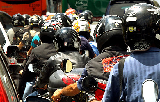 Movimento de motociclistas na avenida Rebouças; trânsito matou mais de 40 mil pessoas no ano passado