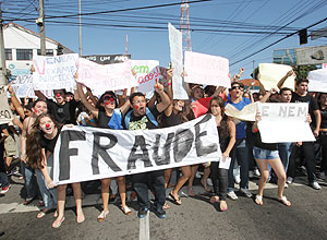 Estudantes saíram às ruas de Fortaleza (CE) em ato contra o cancelamento de provas do Enem em colégio particular